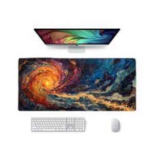 פד לעכבר ולמקלדת בעיצוב גלקסיה מסתחררת על שולחן מחשב